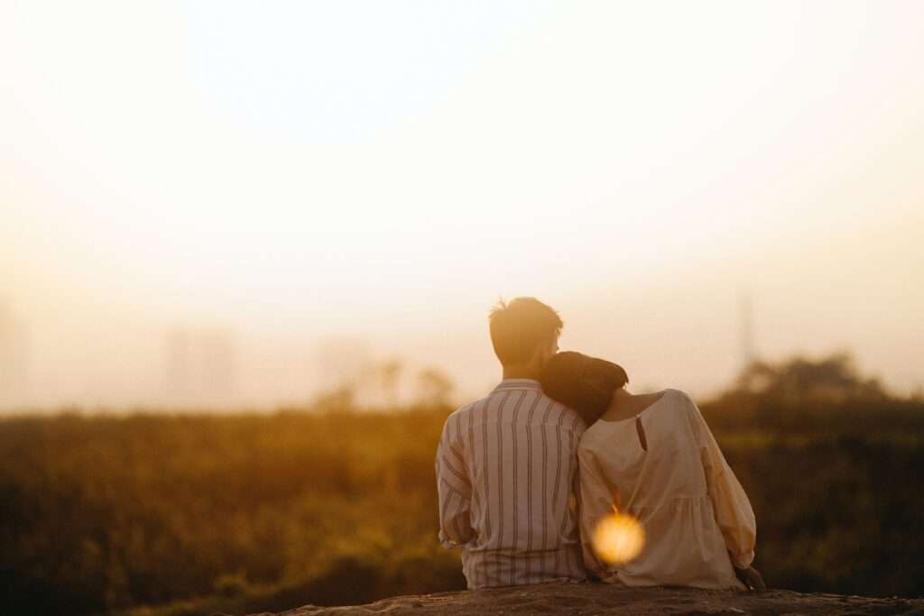 Hombre y mujer juntos, mirando el atardecer